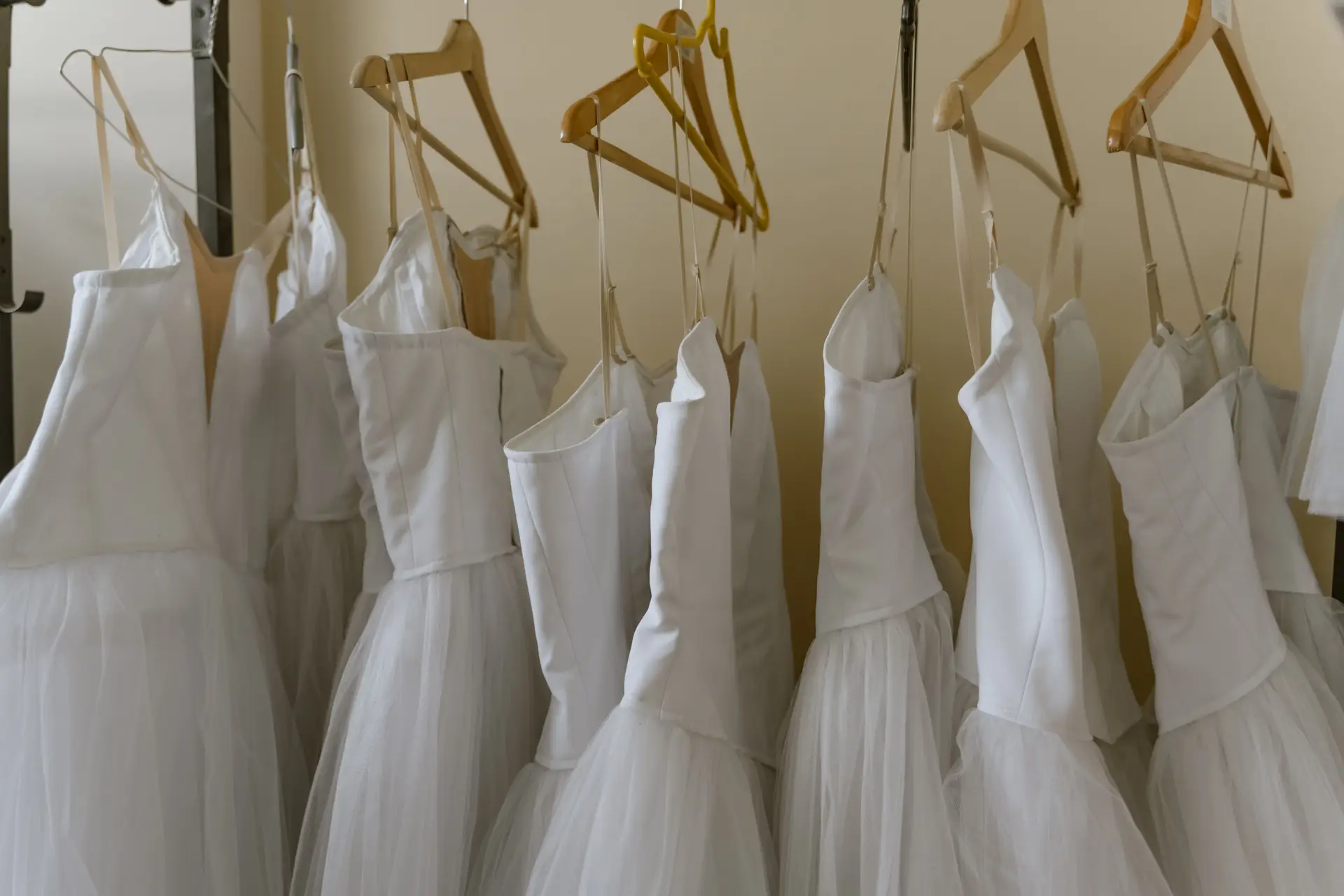 Atelier műhelymunka és kész ruhák